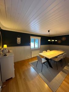 ein Esszimmer mit einem Holztisch und Stühlen in der Unterkunft Hej hus! in Nikkala