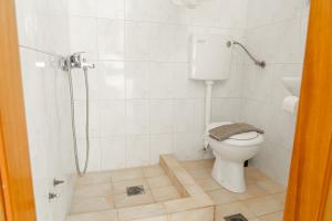 ein Badezimmer mit Toilette und Dusche in der Unterkunft Possidi Kouslaka in Posidi + 37 Fotos