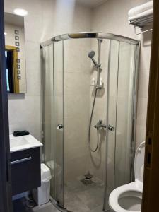 ein Badezimmer mit Dusche, Toilette und Waschbecken in der Unterkunft Beit Lebbos Boutique Hotel in Beit ed-Din