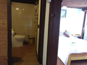 Koupelna v ubytování Hiranya Guest House
