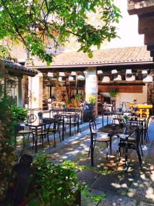 a group of tables and chairs in a patio at Agriturismo il Vagabondo in Buttrio