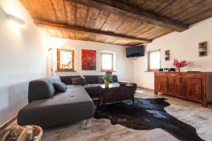 a living room with a couch and a table at Ferienwohnungen Elbjuwel in Rathen