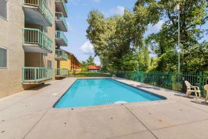 a swimming pool in the courtyard of a apartment building at Delightful Condo Sleeps 6 Shared Pool Picnic Area in Pigeon Forge