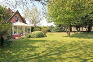 a yard with a bench in front of a house at 1 Bed in Frostenden oc-phc in Frostenden +7 photos