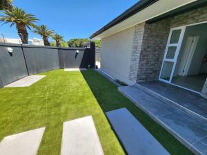 a yard with green grass and a house at Wagenaar Villas in Monte Vista