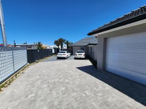 two cars parked in a driveway next to a garage at Wagenaar Villas in Monte Vista