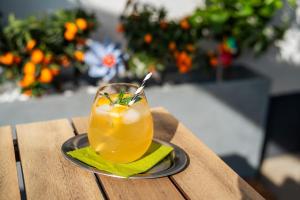 a drink on a plate on a wooden table at Kerámia - Vendégszobák in Szekszárd