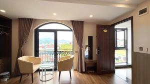 a dining room with a table and chairs and a large window at Lạng Sơn Marina Hotel in Lạng Sơn +26 photos