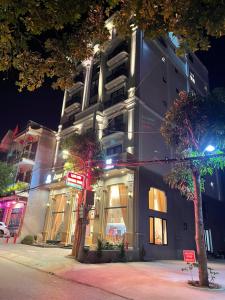a building on a city street at night at Lạng Sơn Marina Hotel in Lạng Sơn
