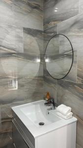 a bathroom with a sink and a mirror on the wall at Beau studio cosy in Randens