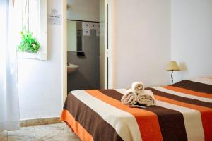 a bedroom with two towel animals sitting on a bed at Hotel Parque in Necochea