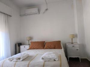 a bedroom with a bed with two towels on it at La casa in Gualeguaychú