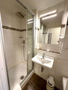 a bathroom with a shower and a sink at Hotel Am Kornmarkt in Heidelberg