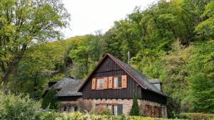 a house in the middle of a forest at Jagdhütte Breidelsley in Nideggen