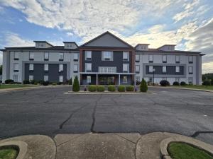 a large apartment building with a parking lot at Howard Johnson by Wyndham Jackson in Jackson