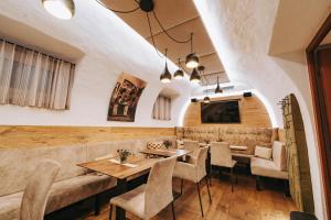 a restaurant with a long couch and tables and chairs at Bauer & Wirt Langthaler in Emmersdorf an der Donau