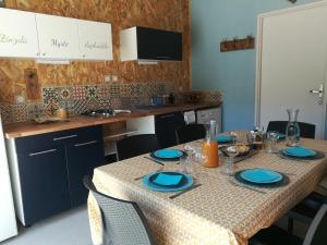 a kitchen with a table with blue plates on it at A Casa Faggia in Sollacaro