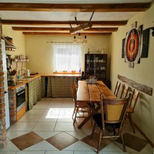 a kitchen with a table and chairs in a room at Agroturystyka TWÓJ KĄCIK in Kurzętnik