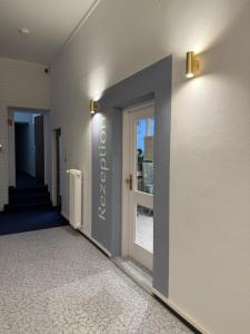 a hallway with a door with a sign on it at Hotel Am Kornmarkt in Heidelberg