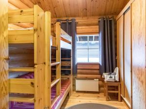 a room with bunk beds in a cabin at Holiday Home Pyhäkolo by Interhome in Pyhätunturi