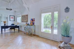 a white room with a desk and a window at Villa Kazalou in Saint Martin