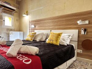 a bedroom with two beds with pillows on them at Mandaraggio Stays in Victoria