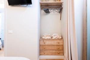 a room with a closet with a dresser and towels at ViCity Orvieto, la Casa degli Affreschi e la Casa del Giardino Segreto in Orvieto +50 photos