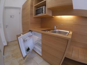 una piccola cucina con lavello e microonde di Hotel Aton a Graz