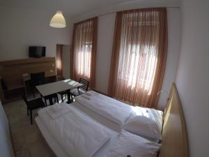 Letto o letti in una camera di Hotel Aton