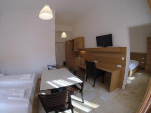 Letto o letti in una camera di Hotel Aton