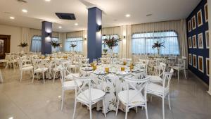 ein Festsaal mit weißen Tischen und Stühlen in der Unterkunft Hotel Zodiaco in Bailén