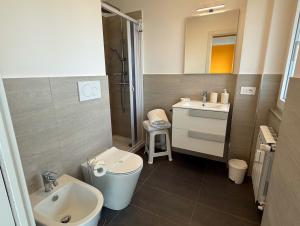 a bathroom with a toilet and a sink at Garba Stop in Rome