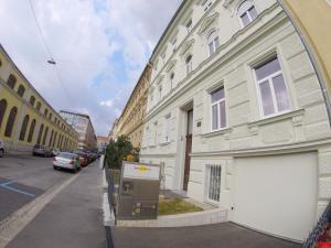 einen Parkuhr auf einer Straße neben einem Gebäude in der Unterkunft Hotel Aton in Graz