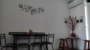 a room with a table and some chairs and a wall at Alojamiento Mililu in Colón