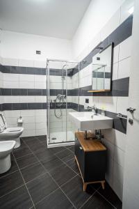 a bathroom with a sink and a shower and a toilet at B&B Il Trecciolino in Palmi