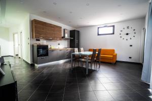 a kitchen and dining room with a table and chairs at B&B Il Trecciolino in Palmi
