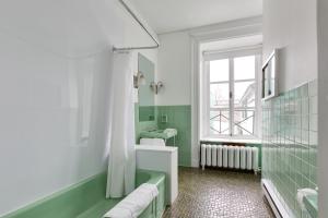 a bathroom with a tub and a sink at Le Cavalier du Moulin - M11 in Quebec City
