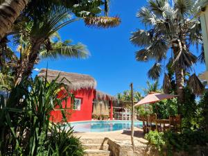 Un complejo con piscina y un edificio rojo. en la maison rouge, en Toliara 14 fotos más