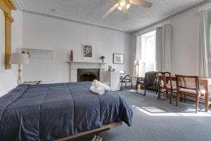 a bedroom with a bed and a living room at Le Cavalier du Moulin - M11 in Quebec City