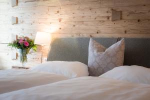 Tempat tidur dalam kamar di Hotel garni - Chiemsee-Pension-Seebruck