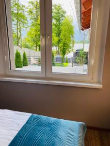 a bedroom window with a view of a yard at Wczasy Boszkowo in Boszkowo