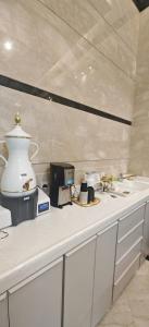 a white counter top with a blender on it at شقق درة المصيف in Taif