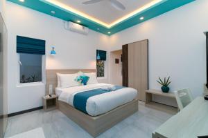 a bedroom with a large bed in a room at Ukulhas Sands in Ukulhas