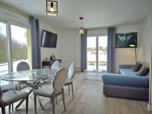a living room with a glass table and a couch at Logis Hotel- Restaurant La Haie Des Vignes Séminaires et Evènementiel in Allain