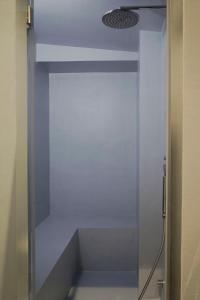 a bathroom with a walk in closet with a glass door at Viaggio Homes Appartamenti da 60 m2 con Jacuzzi Hammam Cucina Patio con Aperitivo di Benvenuto in Faiano