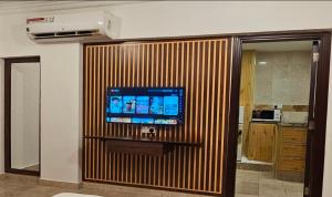 a room with a flat screen tv on a wall at بيان للاجنحة الفندقية - سوق الخوير in Muscat