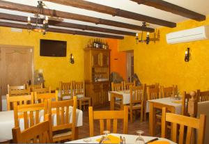 A restaurant or other place to eat at Hostal El Bodegon