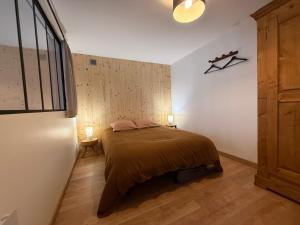 a bedroom with a bed in a room with a window at Escale à Boisinges in Viuz-en-Sallaz