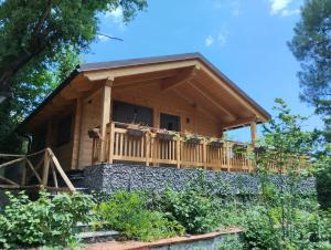 a log cabin with a porch and a deck at Etna Baite Milo in Milo