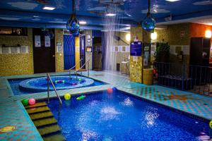 a indoor pool with two pools with balls in it at Departamento con servicio de hotel in Cuernavaca